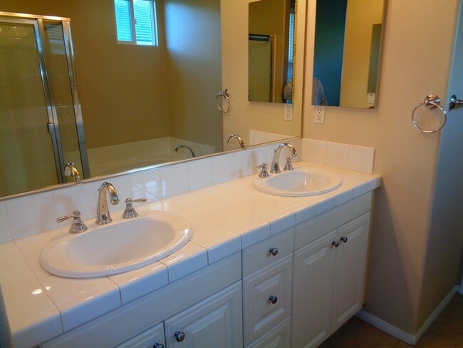 Building Photo - 3 Bed 3 Bath Condo for Rent at the Whittie...