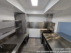 Building Photo - 8401 N New Braunfels Ave