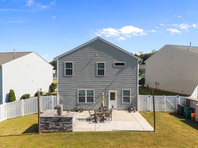 Building Photo - 7532 Spring Spruce Ln