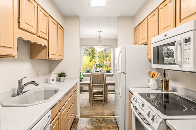 Building Photo - 2 Bedroom 1 Bathroom Lakeside Unit!