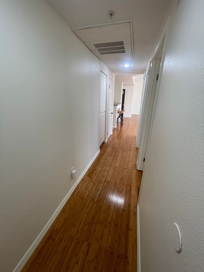 Building Photo - Very Spacious 1 Bed, 1 Bath Condo in Mission Viejo For Rent-In Unit Laundry and Attached Garage