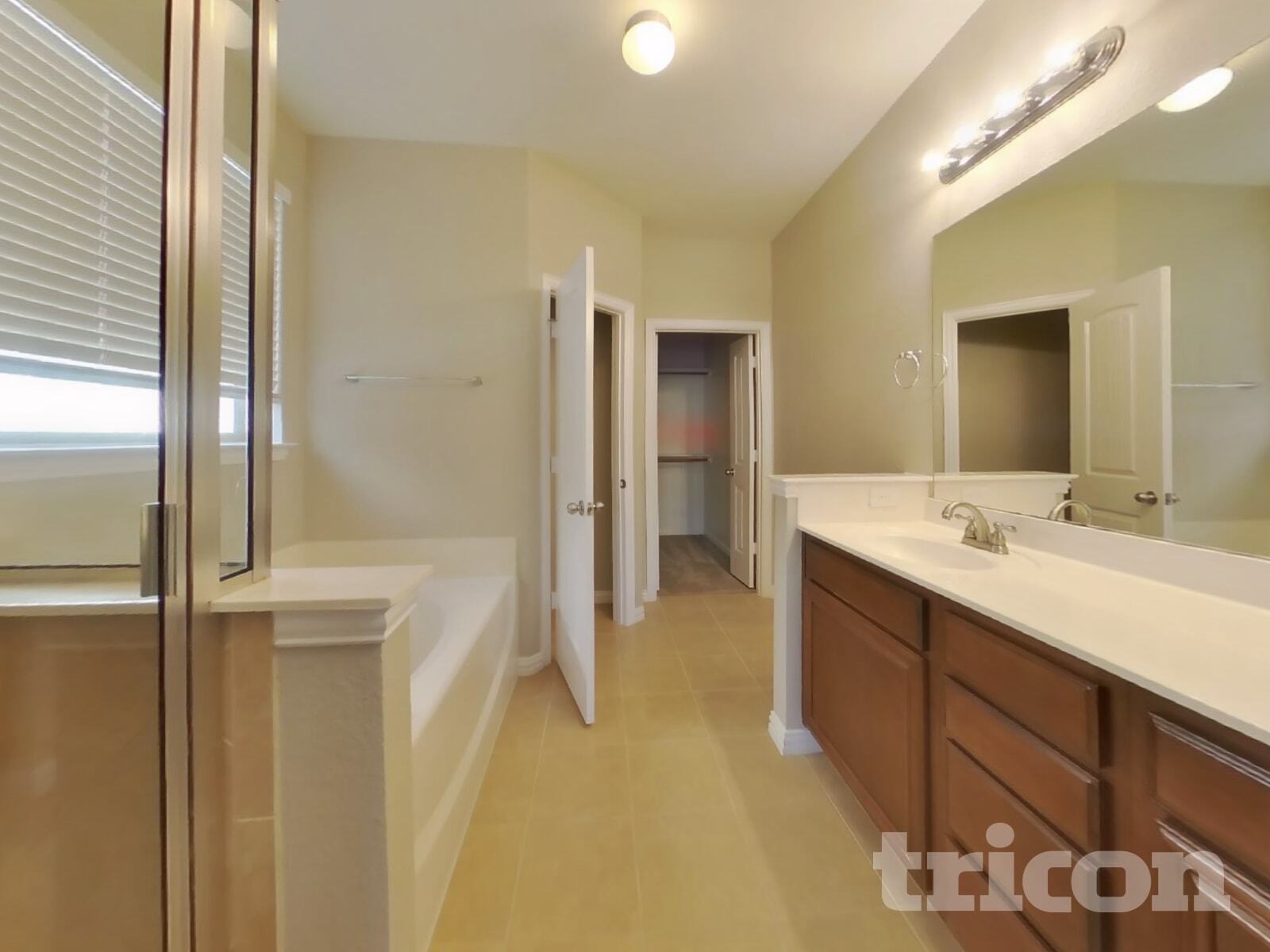 Building Photo - 8757 Royalwood Dr