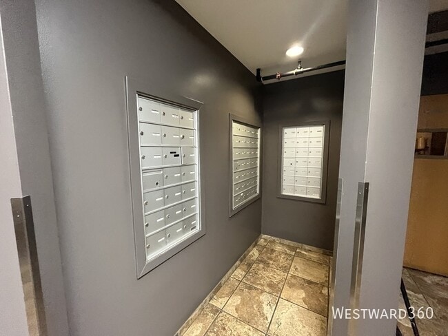 Building Photo - 221 E Cullerton St