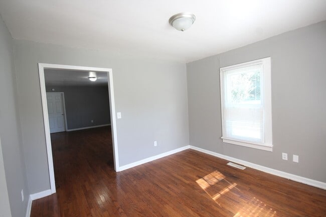 Building Photo - Rossville Home  2 bed 2 bath