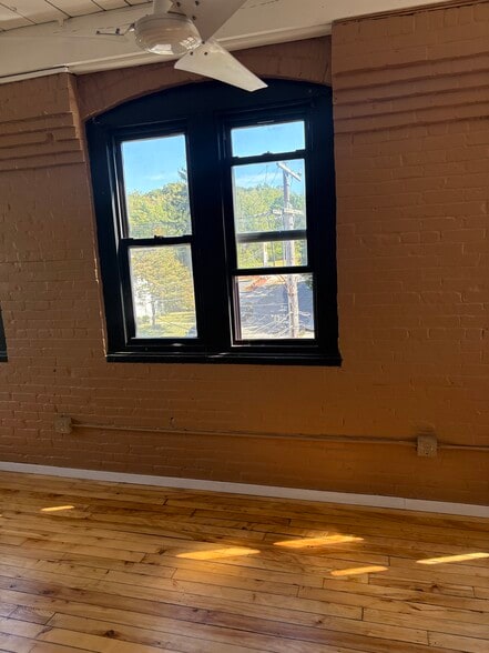 Building Photo - 464 Pratt Street Ext