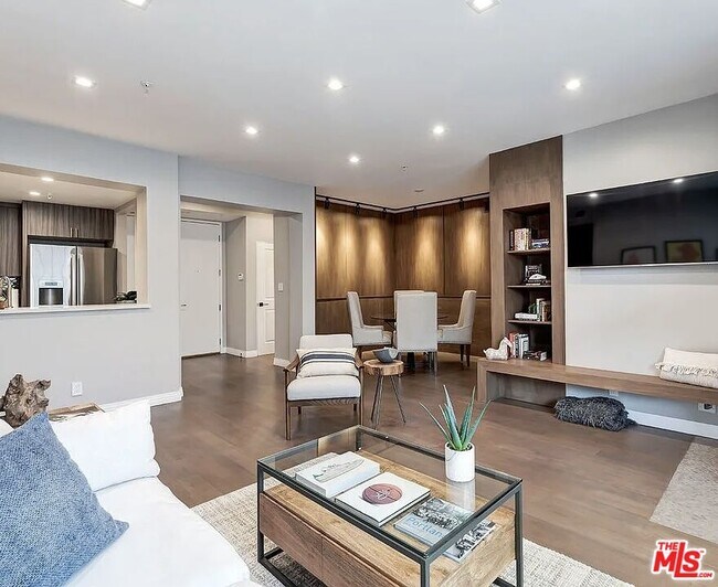 Primary Photo - 930 N Doheny Dr