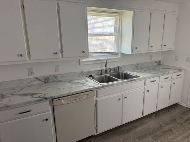 Building Photo - Beautifully Remodeled 2 Bedroom in Downtown Broken Arrow
