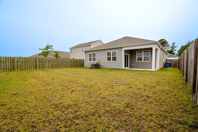 Building Photo - 3 Bedroom Home in Waterside Community of S...