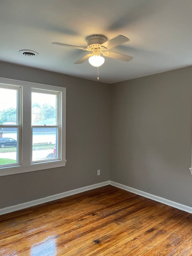 Building Photo - New kitchen!  3 beds, 1 bath large fenced yard