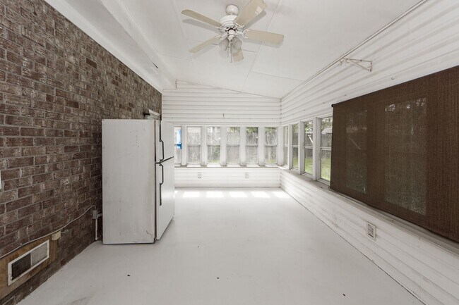 Building Photo - 3 Bedroom 2 Bath Home in Briarwood - Summe...