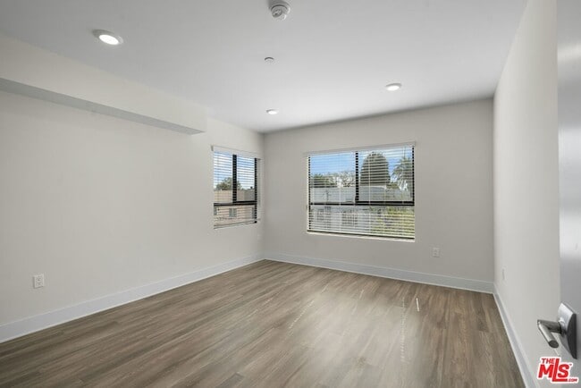 Building Photo - 5030 Rosewood Ave