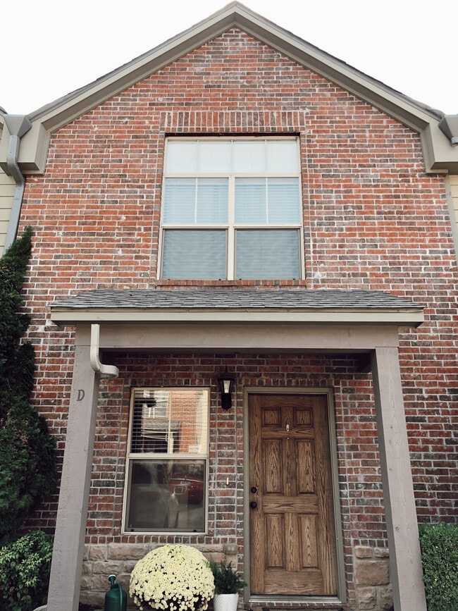 Building Photo - 2205 Ellington Dr