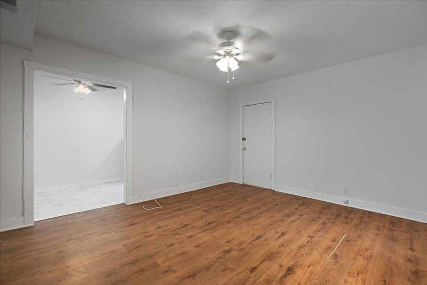 Building Photo - 3727 N Pine Grove Ave