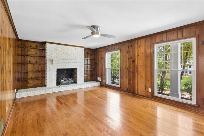 Building Photo - 800 Glenairy Dr NE