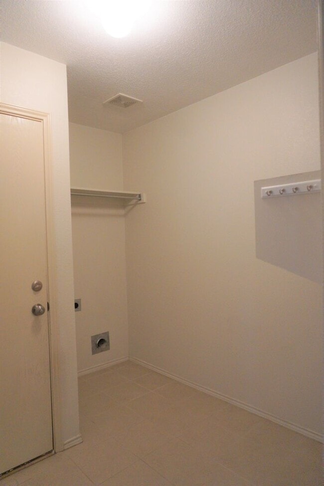 Building Photo - 2417 Hampton Dr