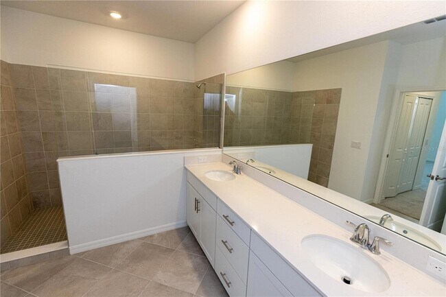 Building Photo - 16572 Kingwood Ln