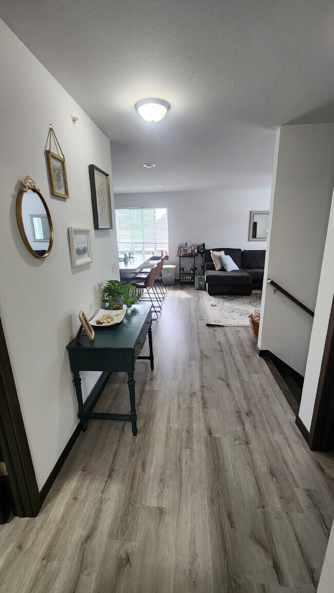 Building Photo - Modern 2 Bedroom, 2 Full Bathroom with Gar...
