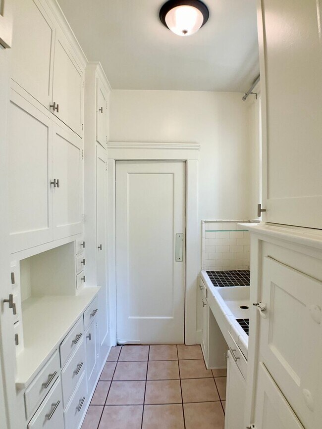 Building Photo - LARGE 2BR w/ Dining Room. PARKING AVAIL.! DISHWASHER! W/D IN-UNIT