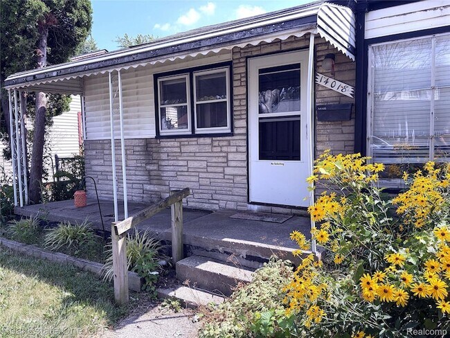 Building Photo - 14018 Hobart Ave