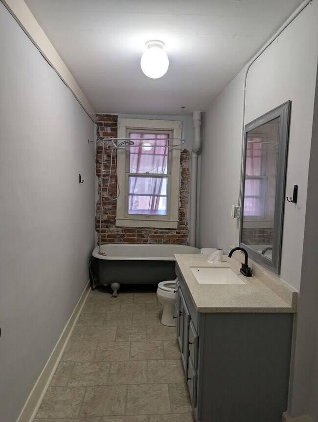 Building Photo - 409 Main St