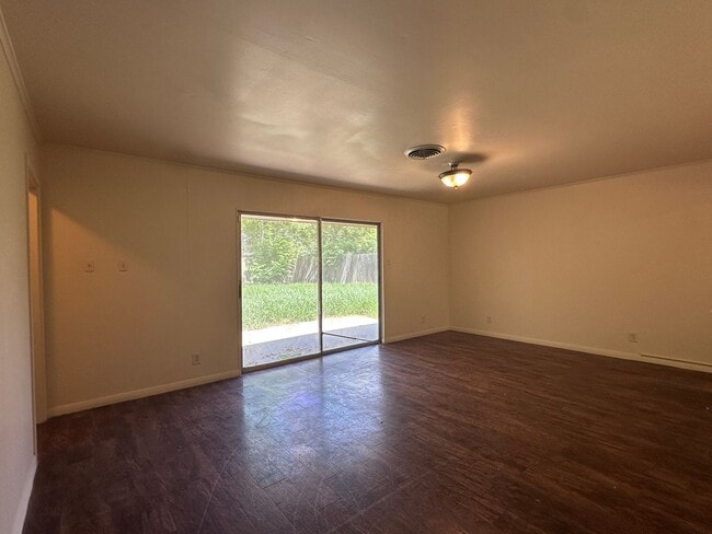 Building Photo - 825 Crestview Dr