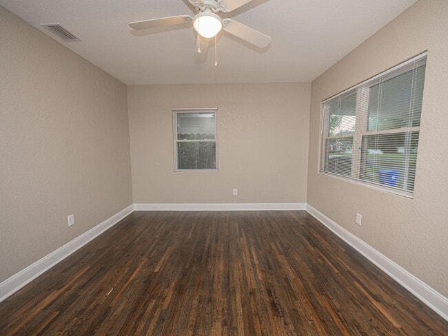 Building Photo - 1512 E Fern Rd
