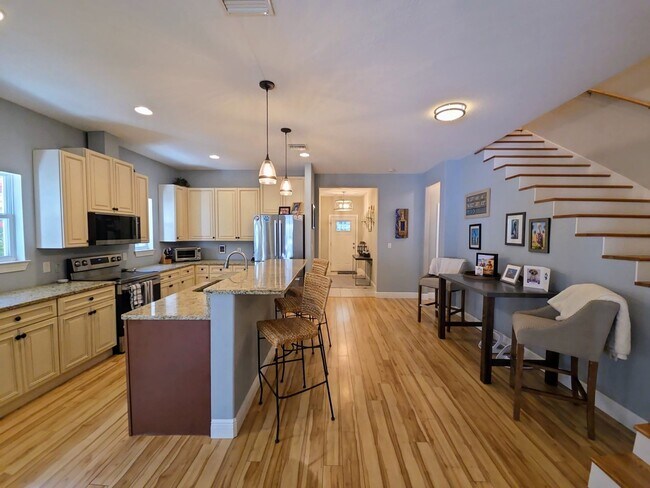 Building Photo - 857 10th Ave S