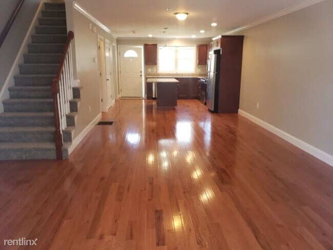 Building Photo - 5 Twin Ponds Dr