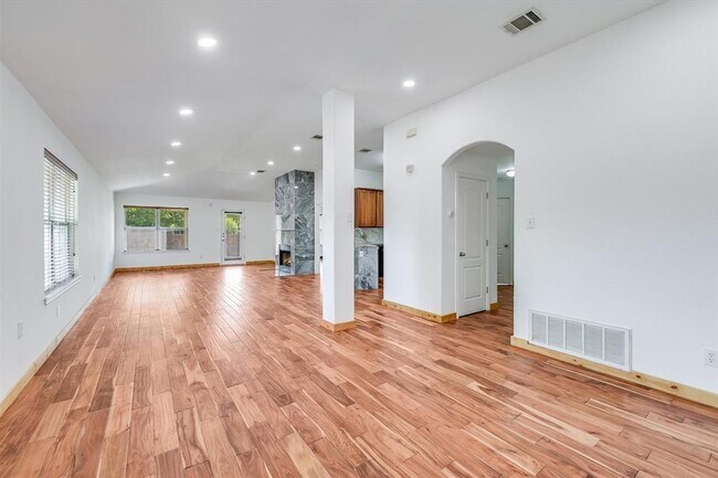 Building Photo - 702 Bent Wood Pl