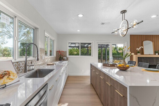 Building Photo - BEAUTIFULLY RENOVATED 4-BEDROOM HOME IN PH...