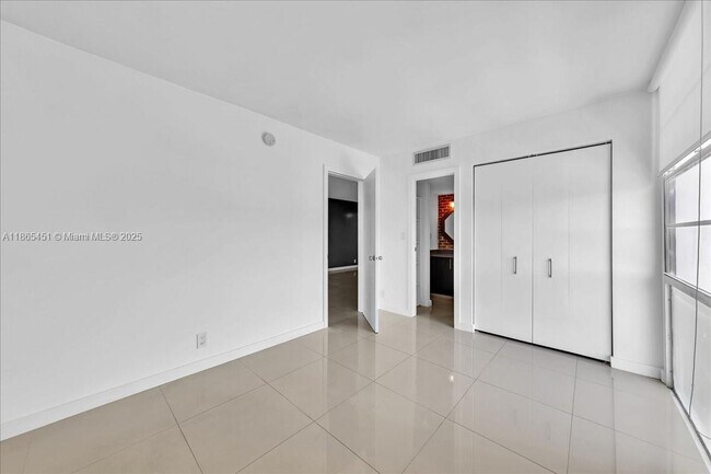 Building Photo - 3101 N Country Club Dr