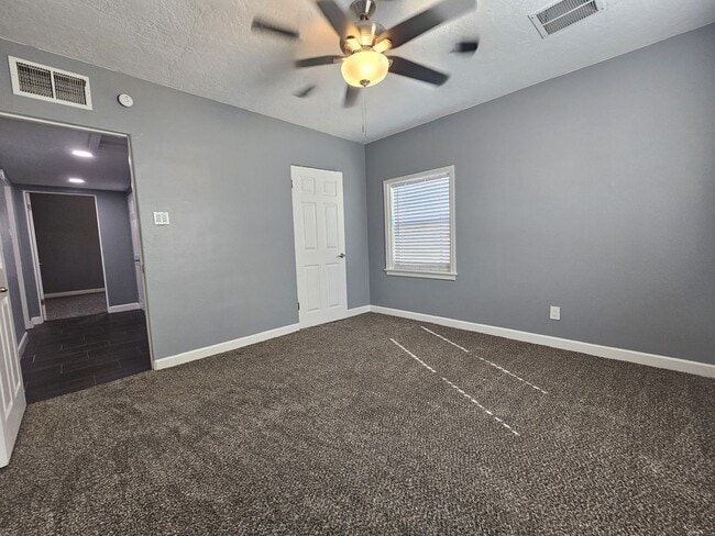 Building Photo - Charming Home 3 bedrooms 1 bath Large Yard.