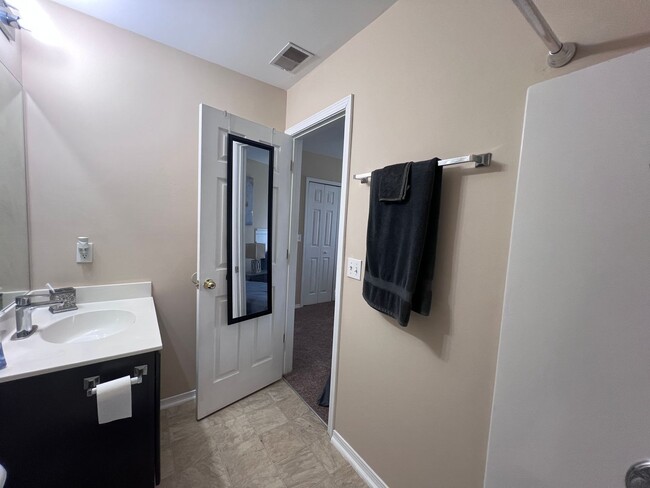 Building Photo - 2 bedroom 2.5 bath Townhome in Godley Park