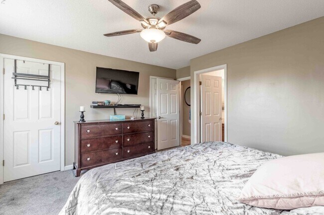 Building Photo - 3 bedroom Dog Friendly Home For Rent with Swimming Pool!