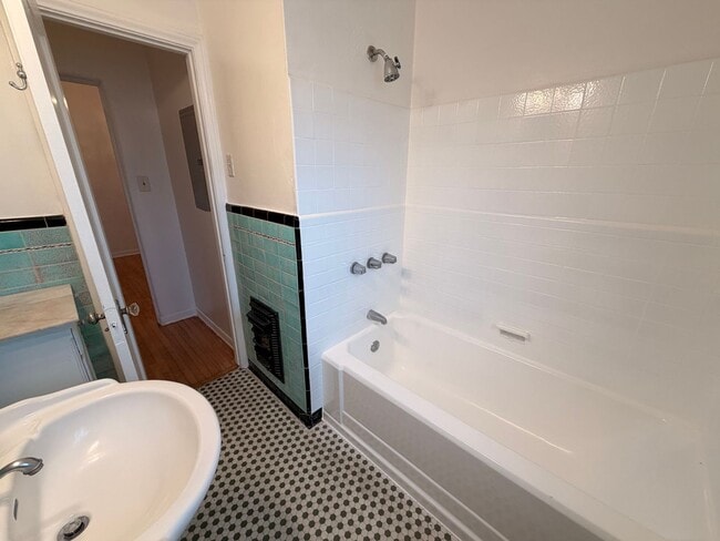 Building Photo - Cute 1 Bedroom 1 Bathroom Long Beach Apartment For Rent!