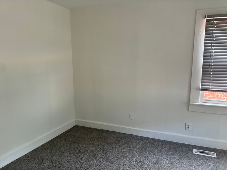 Building Photo - Room in House on Carlton Ave