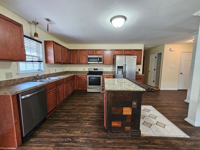 Building Photo - 3 Bed, .6 Acre Home In Chinquapin