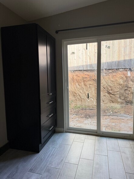 Building Photo - 285 Lilac Dr