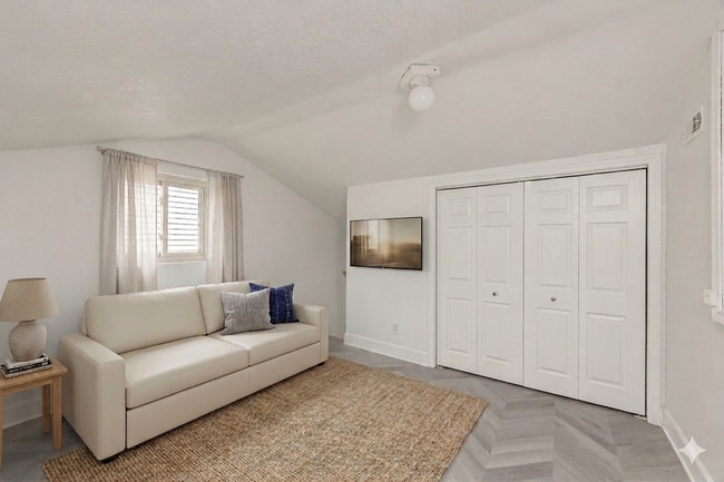 Building Photo - Studio apartment off trendy Alberta St in NE Portland, dishwashsher, washer/dryer included in the...