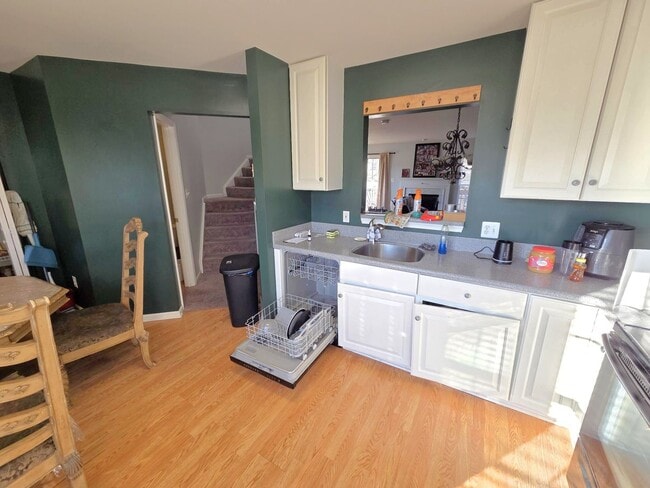 Building Photo - Charming 3 Bed 2.5 Bath End-Unit Townhome with Deck & Patio In The Villages of Saybrook