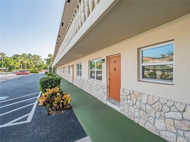 Building Photo - 923 22nd Pl