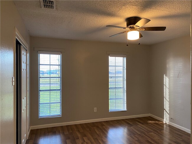 Building Photo - 1622 Memorial Pkwy