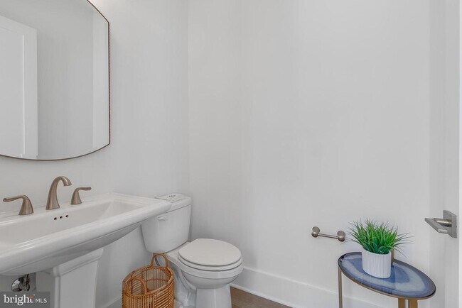 Building Photo - 8201 River Rd