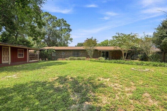 Building Photo - 1510 Royal Palm Dr