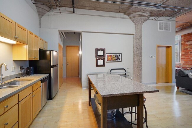 Building Photo - 521 S 7th St