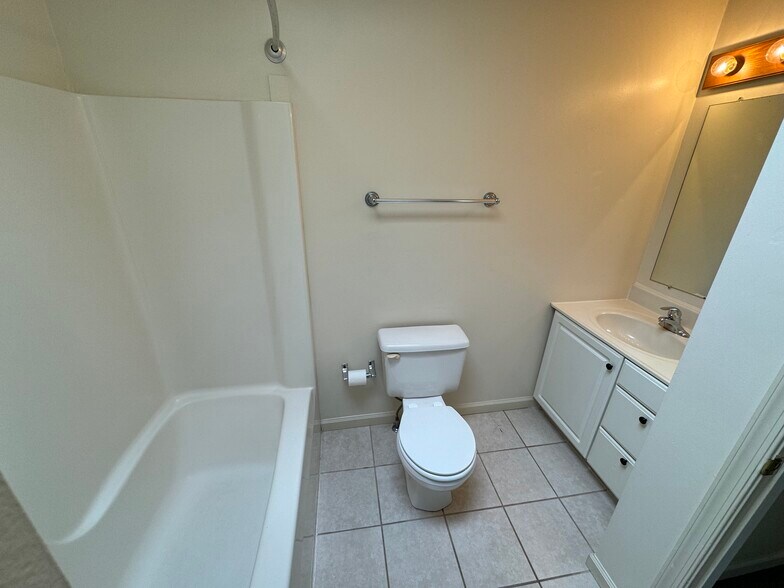 Another pic of full bath - 45 S Colonial Dr