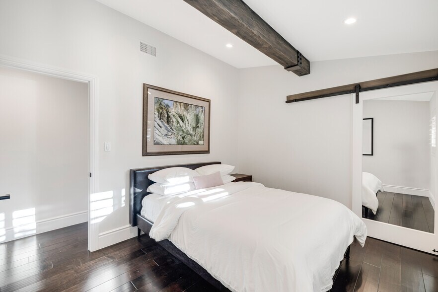Building Photo - 16725 Oak View Dr