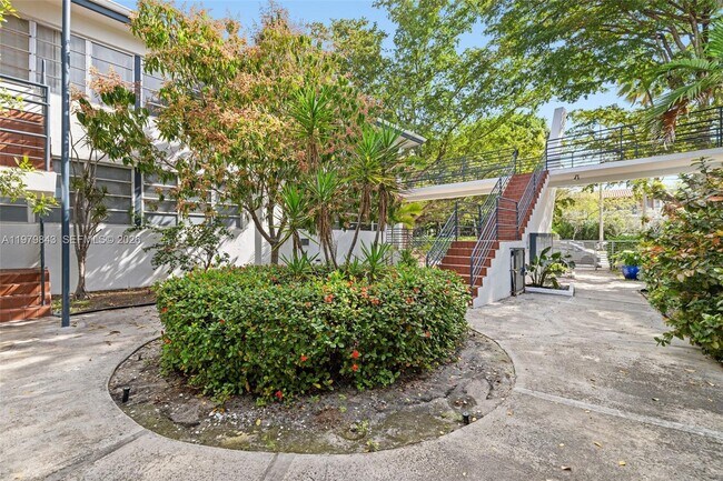 Building Photo - 4710 Pine Tree Dr