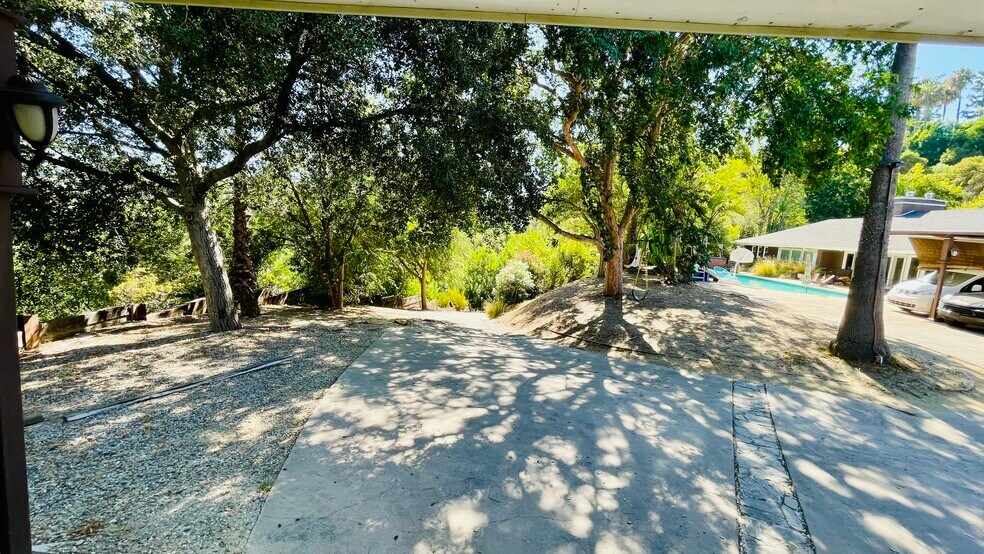 Driveway - 15635 Vandorf Pl