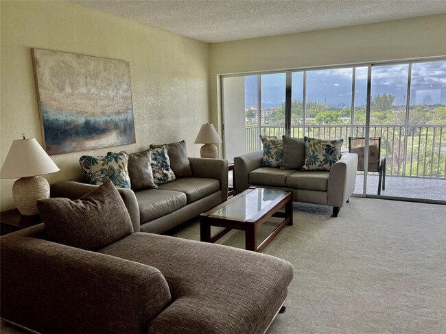 Building Photo - 3000 N Palm Aire Dr